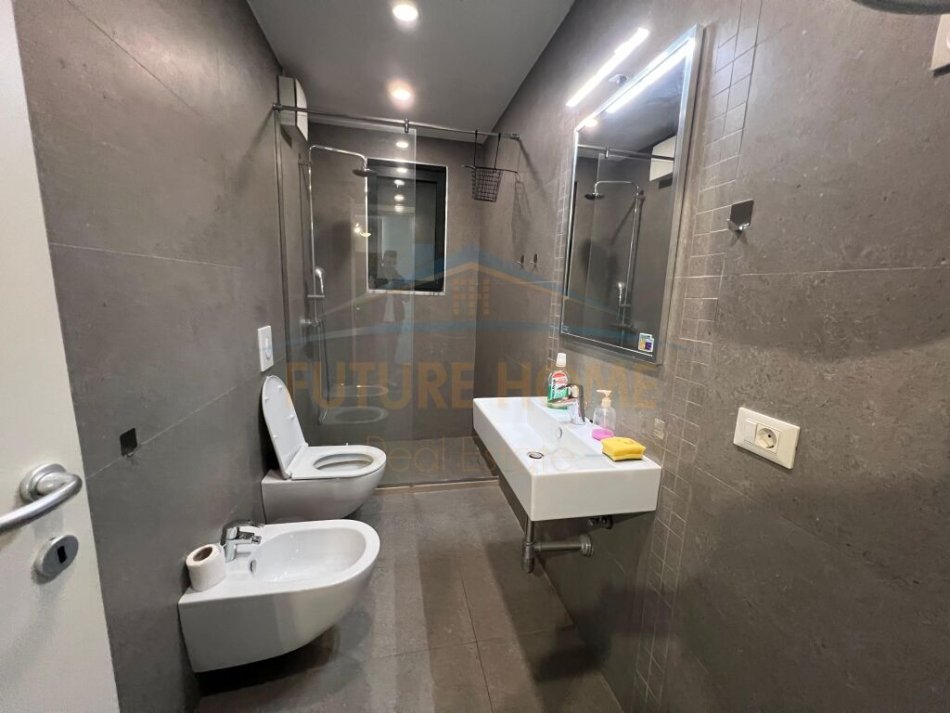Tirane, jepet me qera apartament 2+1 Kati 9, 118 m² 660 € (Rruga e Kavajes)