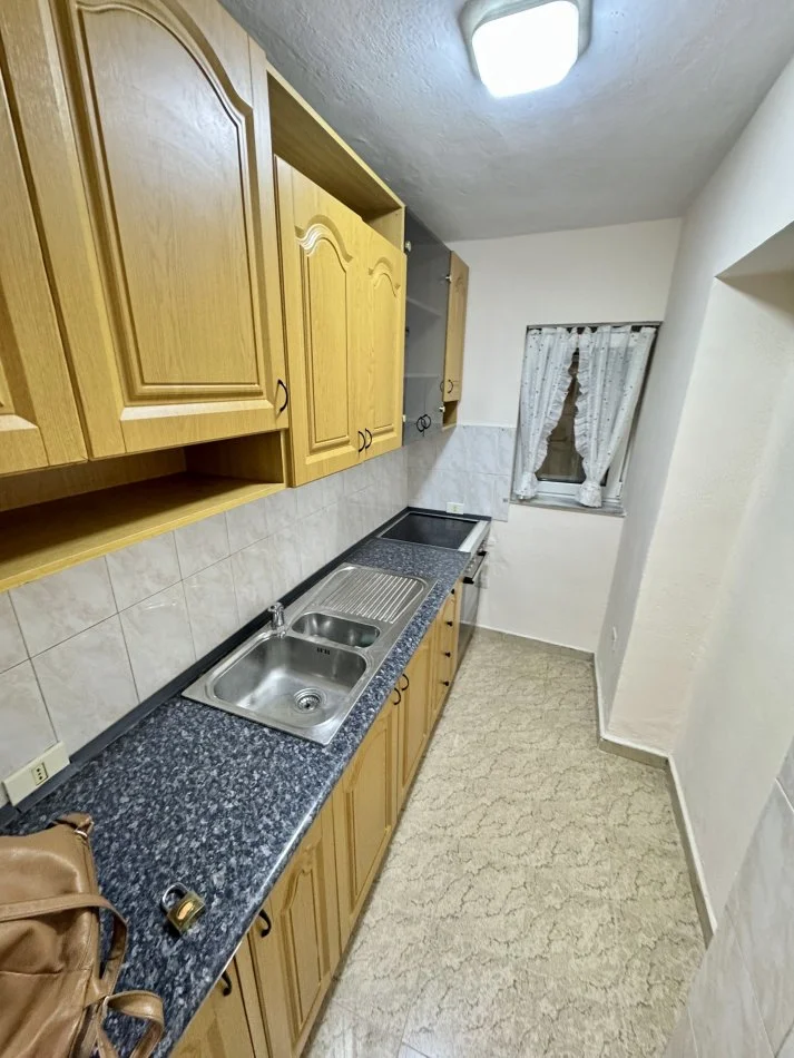 Tirane, jepet me qera apartament 1+1+Aneks Kati 1, 56 m² 500 € (Rruga e Kavajes)