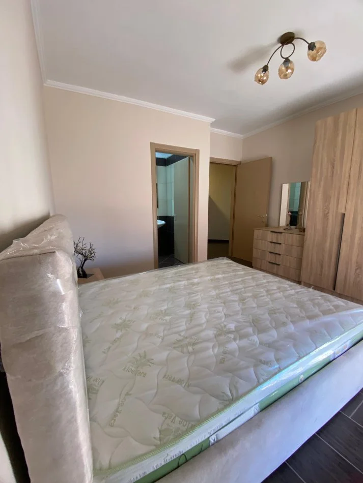 Tirane, jepet me qera apartament 2+1+Ballkon Kati 4, 110 m² 500 € (Pallatet Cabej)