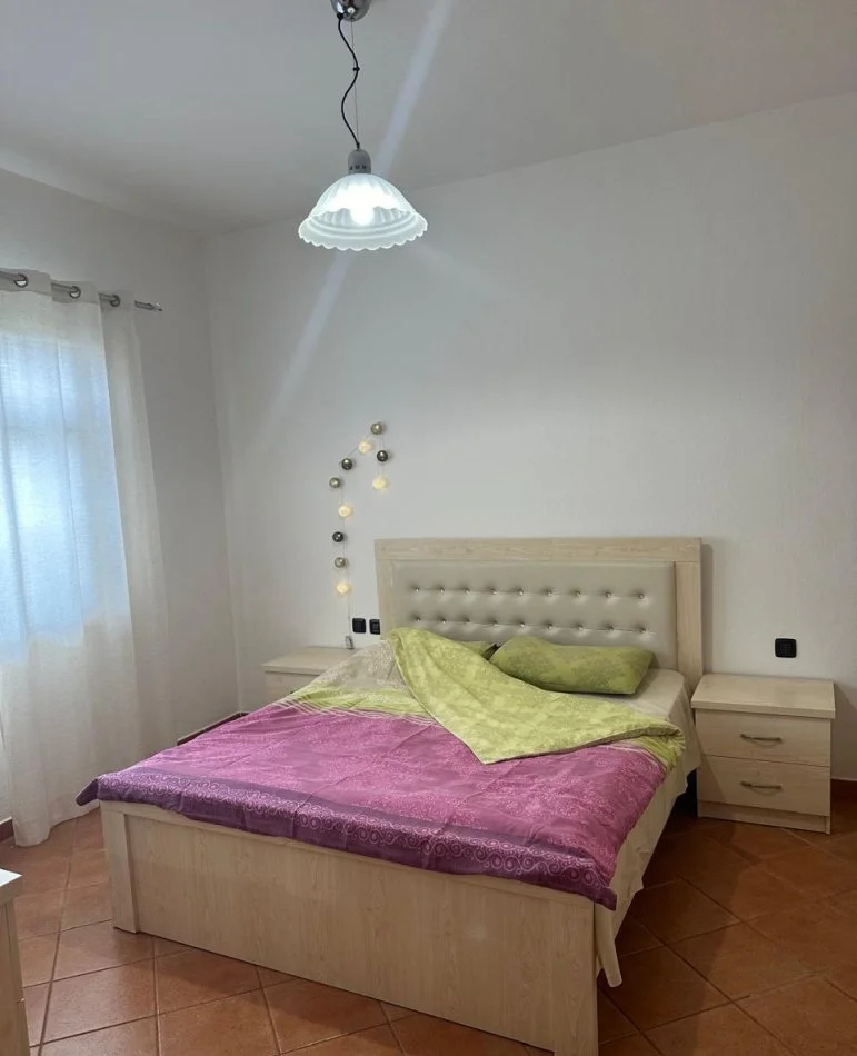 Tirane, jepet me qera shtepi 2+1+Ballkon Kati 2, 100 m² 500 € (Ali Dem)