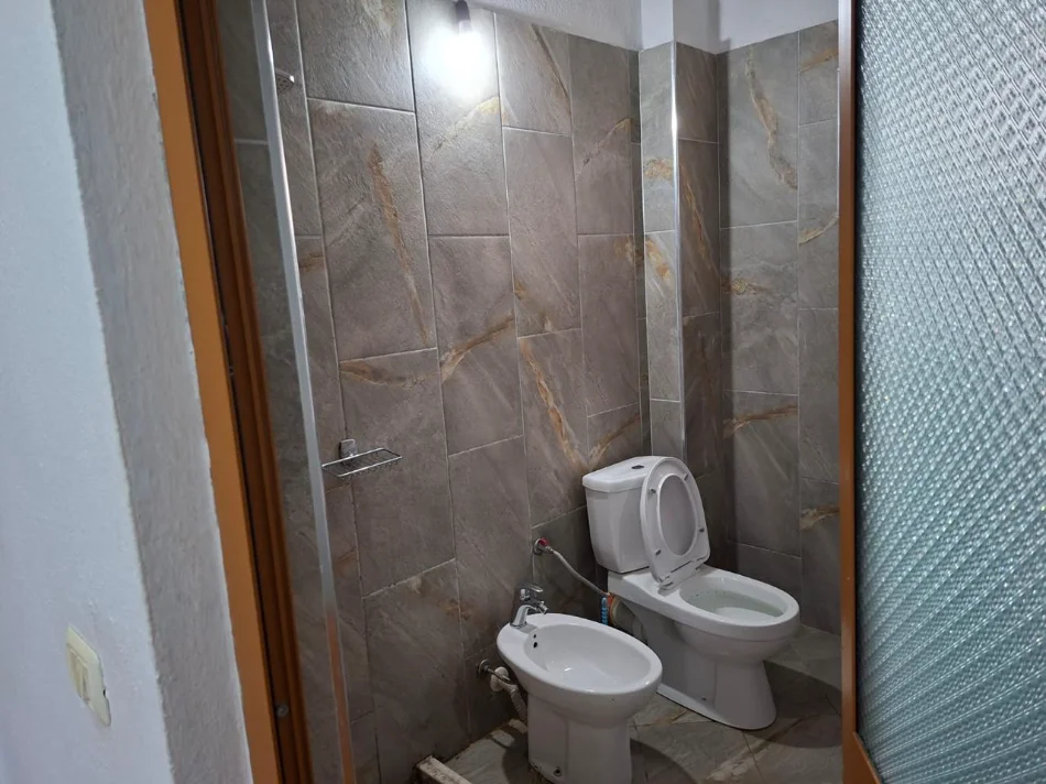Tirane, jepet me qera 1+1 Kati 1, 70 m² 350 € (XHELAL CUPI)