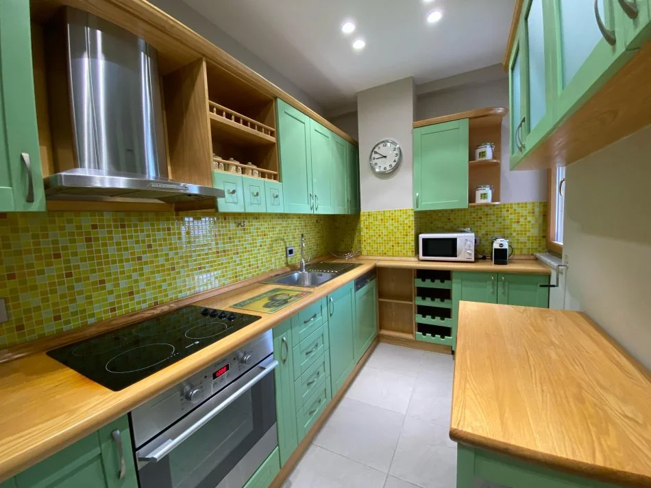 Tirane, jepet me qera apartament 2+1+Ballkon Kati 8, 1.700 € (prane Kryeministrise)