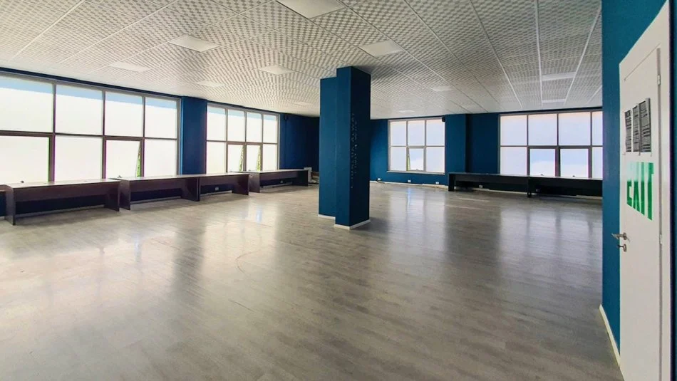 Tirane, jepet me qera ambjent biznesi Kati 1, 250 m² 2.500 € (Bardhyl buze rruge ne Unaze)