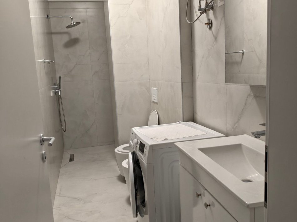 Tirane, jepet me qera apartament 1+1+Ballkon Kati 1, 60 m² 450 € (Fresku)