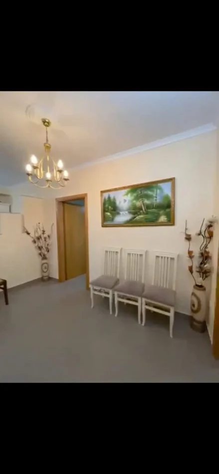 Tirane, jepet me qera apartament 3+1 Kati 4, 100 m² 700 € (GARDA)