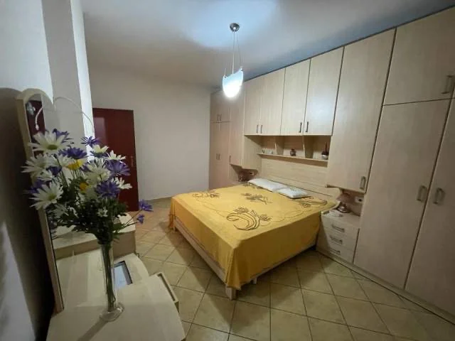 Tirane, jepet me qera apartament 2+1 , 97 m² 550 € (Kongresi i manastirit , gjimnazi Andon Zako Cajupi)