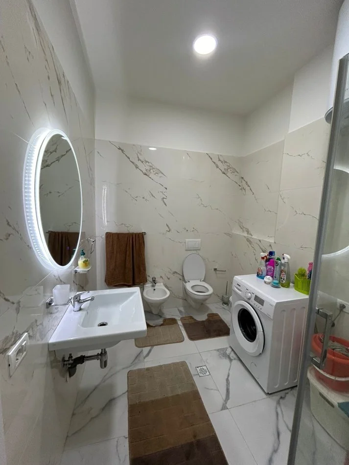 Tirane, jepet me qera apartament 1+1+Ballkon Kati 1, 120 m² 650 € (Rruga Peti Liqeni i Thate)
