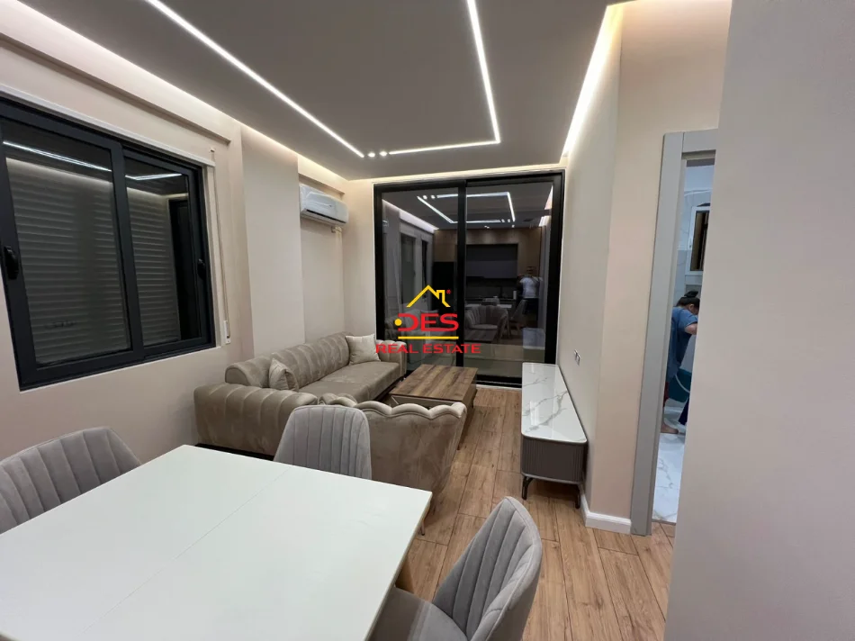 Vlore, jepet me qera apartament 1+1+Ballkon Kati 3, 60 m² 450 € (Rruga Dhimitër Konomi)