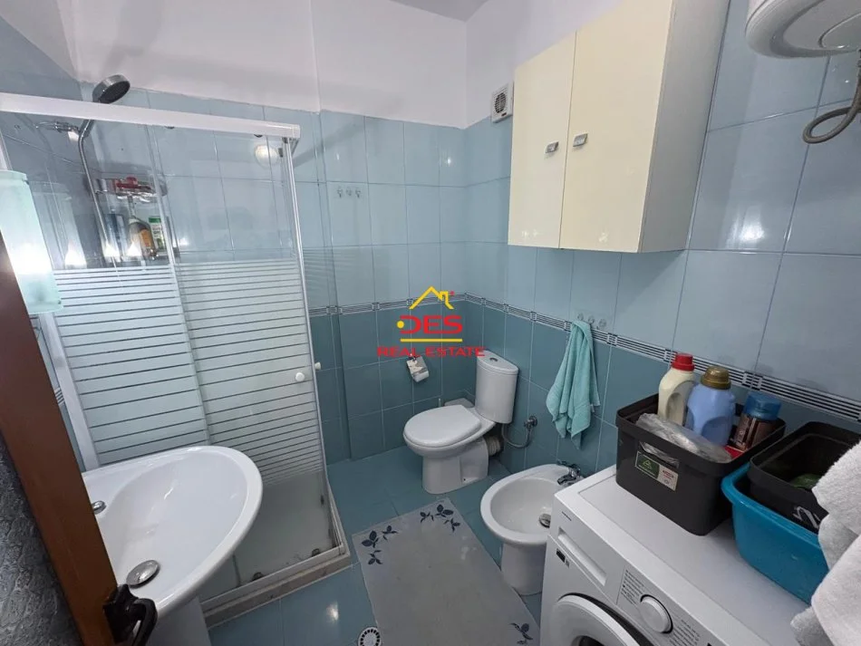 Vlore, jepet me qera apartament Kati 8, 50 m² 400 € (Rruga Murat Tërbaçi)