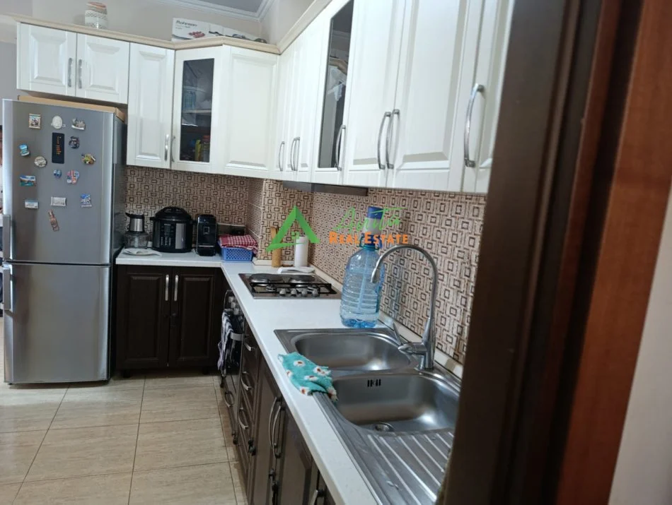 Tirane, shitet apartament 2+1+Ballkon Kati 4, 86 m² 158 000 Euor(Ish Fusha Aviacionit)
