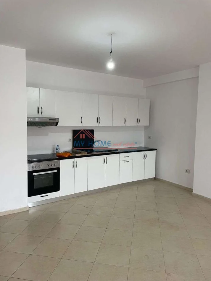 Tirane, jepet me qera zyre Kati 2, 129 m² 500 € (5 Maji)
