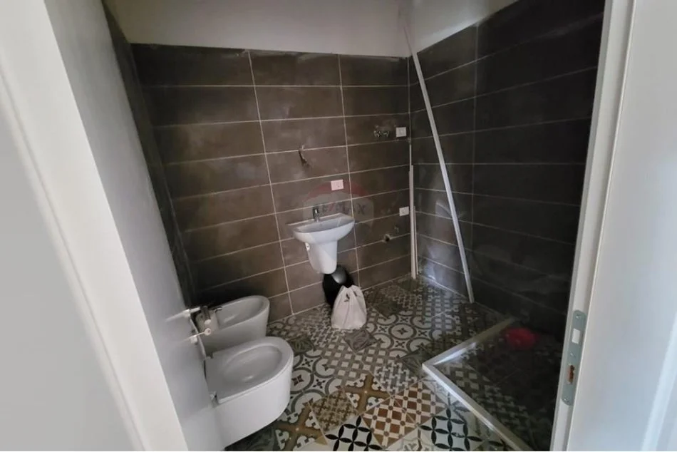 Tirane, jepet me qera , 80 m² 450 € (Tirana Golden Park)