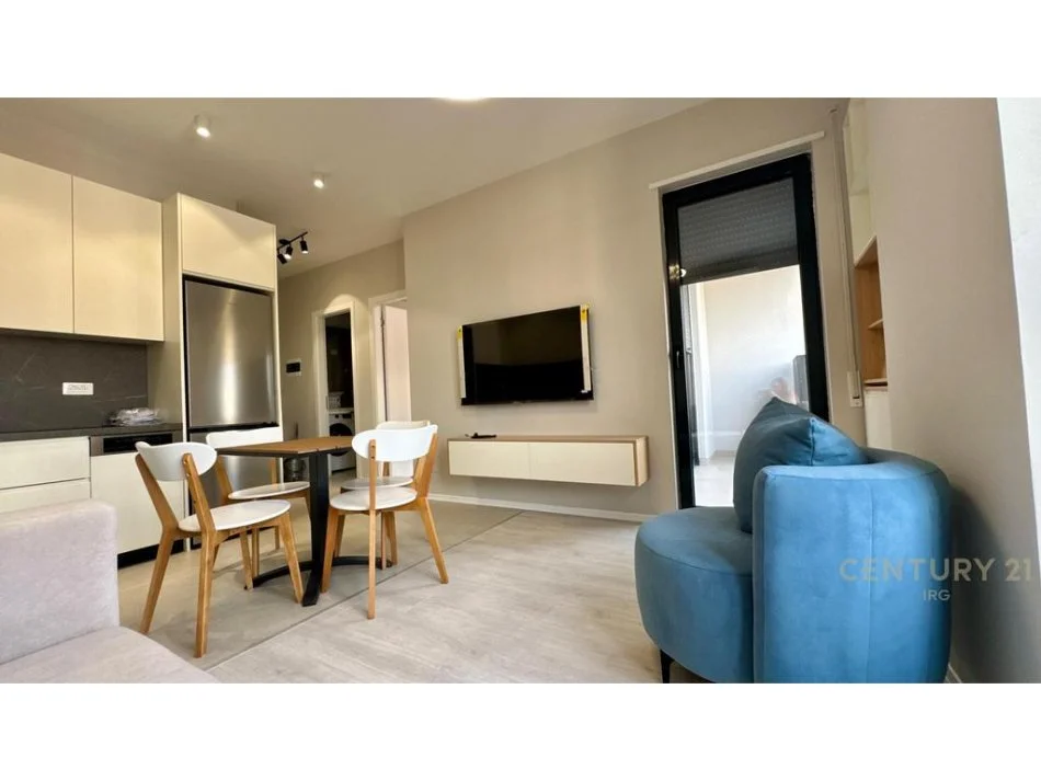 Tirane, jepet me qera apartament+verande | Penthouse 1+1 Kati 7, 53 m² 700 € (ish stacioni i trenit)