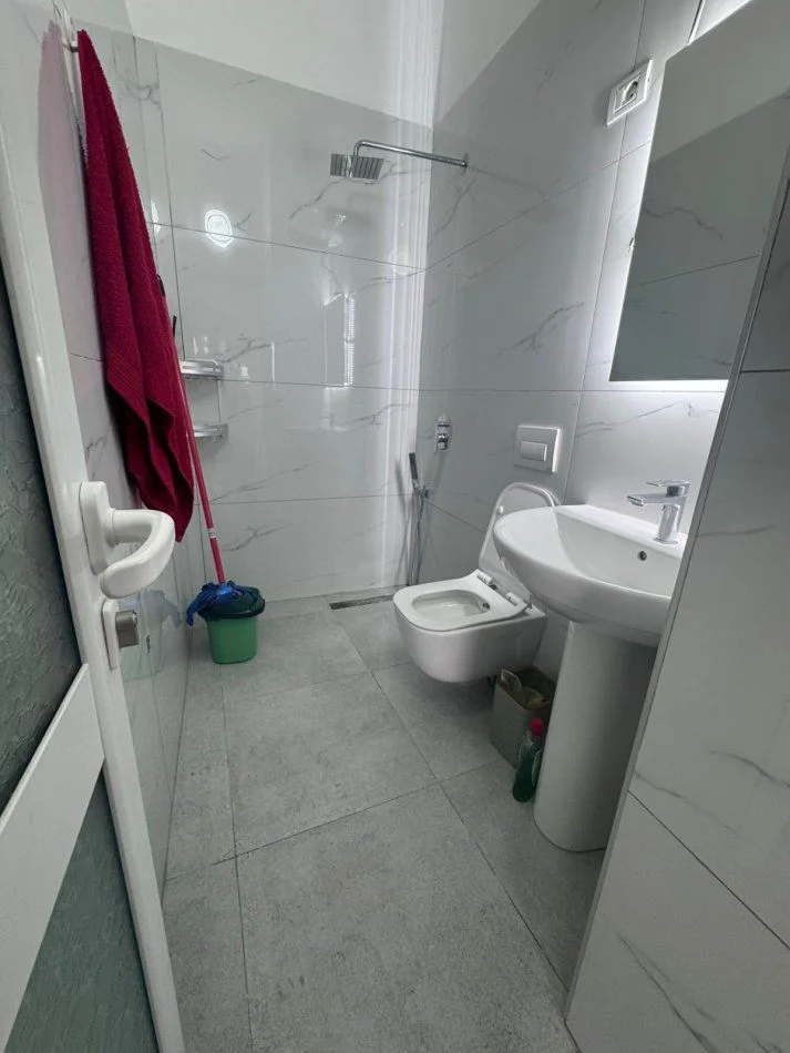 Tirane, jepet me qera apartament 1+1+Ballkon Kati 5, 51 m² 350 € (FRESKU)