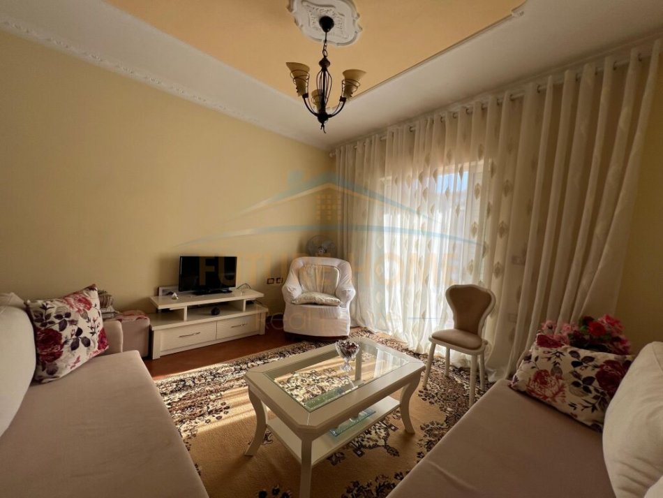 Tirane, jepet me qera apartament 2+1 Kati 1, 160 m² 550 € 