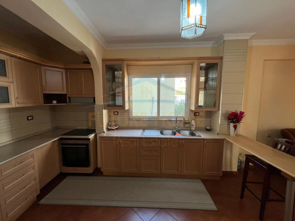 Tirane, jepet me qera apartament 2+1 Kati 1, 160 m² 550 € (Unaza e Re)