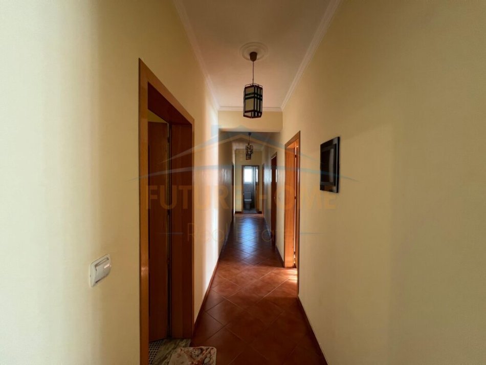 Tirane, jepet me qera apartament 2+1 Kati 1, 160 m² 550 € 