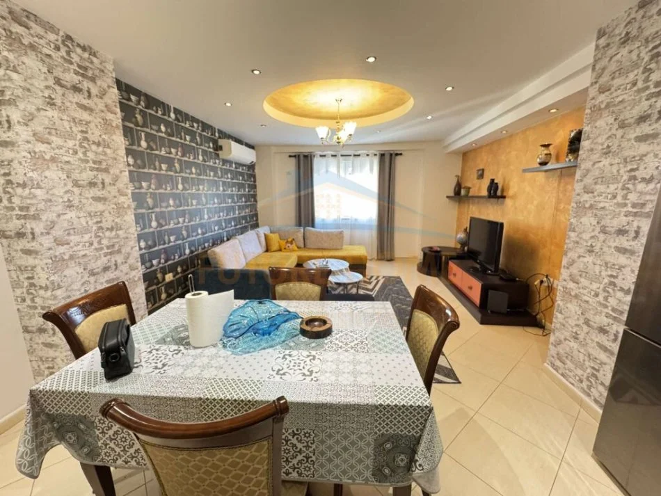 Tirane, jepet me qera apartament 1+1 Kati 5, 92 m² 900 € (Air Albania.)