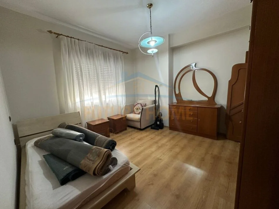 Tirane, jepet me qera apartament 2+1+Ballkon Kati 6, 110 m² 700 € (Rruga e Durresit)