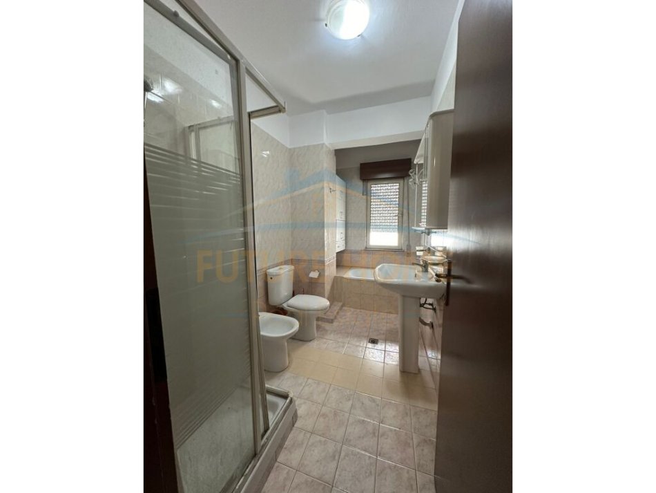 Tirane, jepet me qera apartament 2+1+Ballkon Kati 6, 110 m² 700 € (Rruga e Durresit)