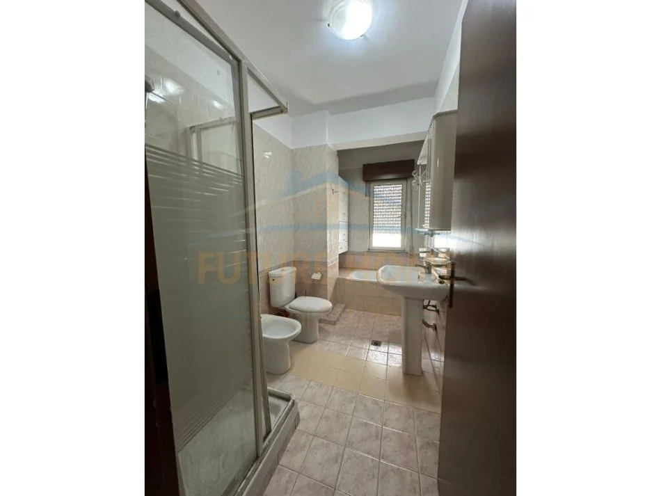 Tirane, jepet me qera apartament 2+1 Kati 6, 110 m² 700 € (Rruga e Durresit)