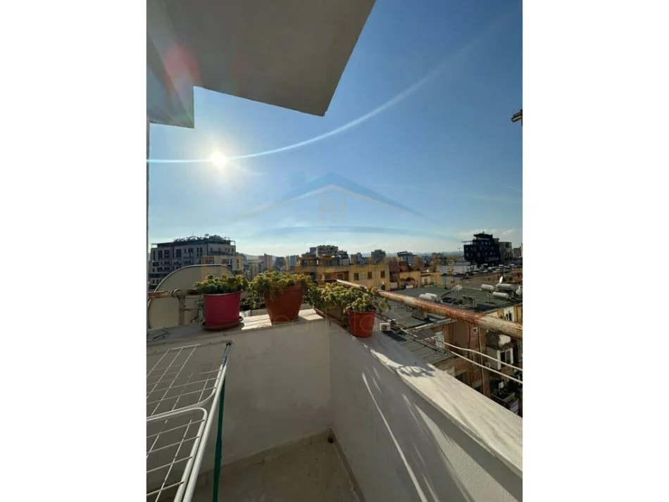 Tirane, jepet me qera apartament 2+1+Ballkon Kati 6, 110 m² 700 € (Rruga e Durresit)