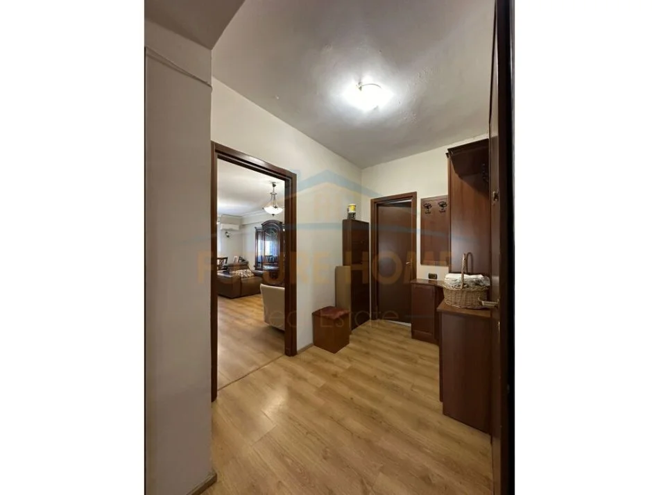 Tirane, jepet me qera apartament 2+1+Ballkon Kati 6, 110 m² 700 € (Rruga e Durresit)