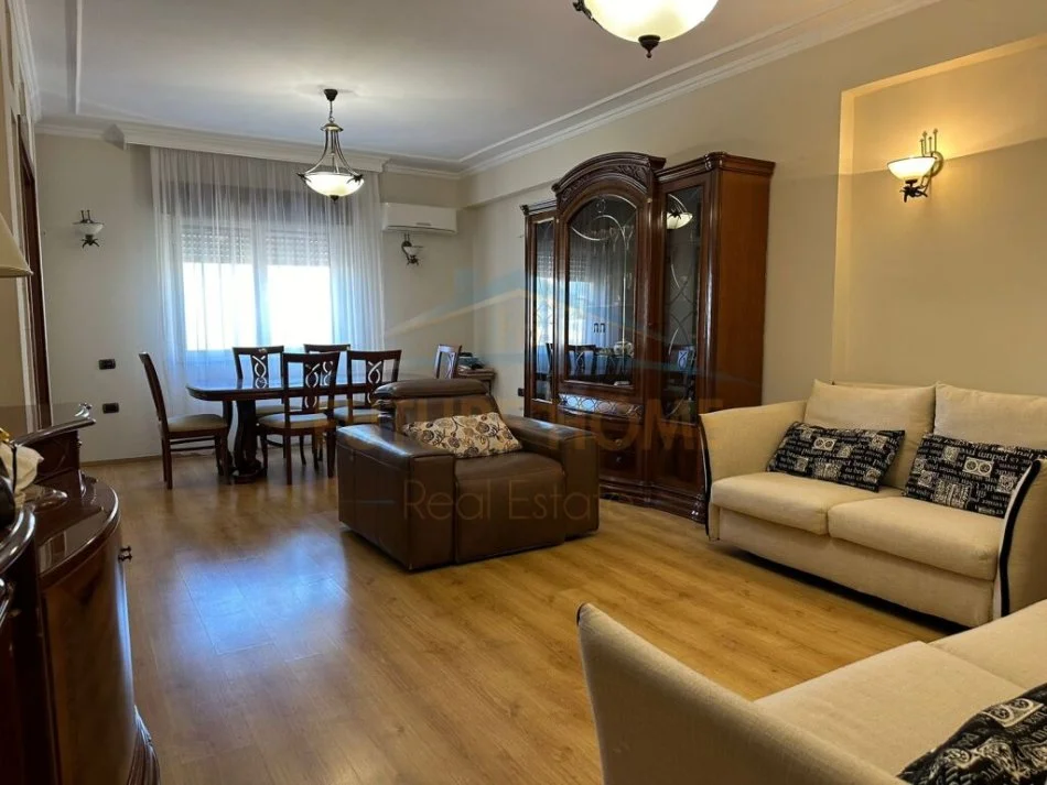 Tirane, jepet me qera apartament 2+1+Ballkon Kati 6, 110 m² 700 € (Rruga e Durresit)
