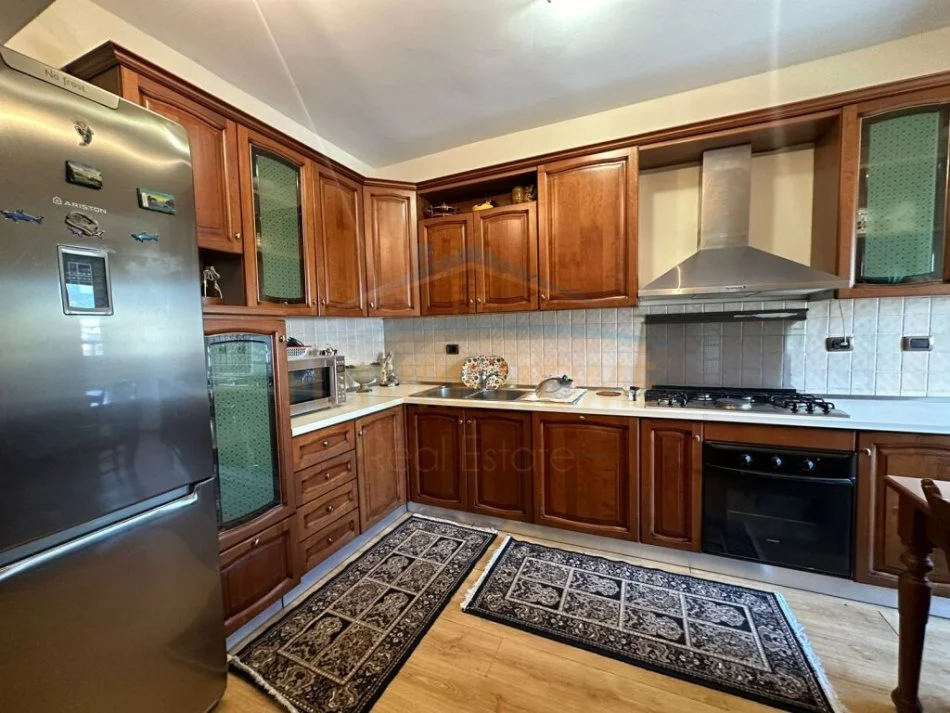 Tirane, jepet me qera apartament 2+1 Kati 6, 110 m² 700 € (Rruga e Durresit)