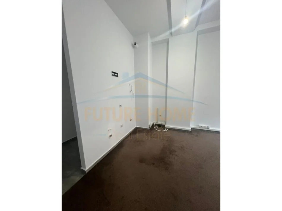 Tirane, jepet me qera ambjent biznesi Kati 1, 77 m² 400 € (Kongresi i Lushnjes)