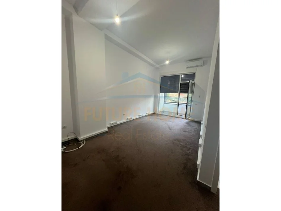 Tirane, jepet me qera ambjent biznesi Kati 1, 77 m² 400 € (Kongresi i Lushnjes)