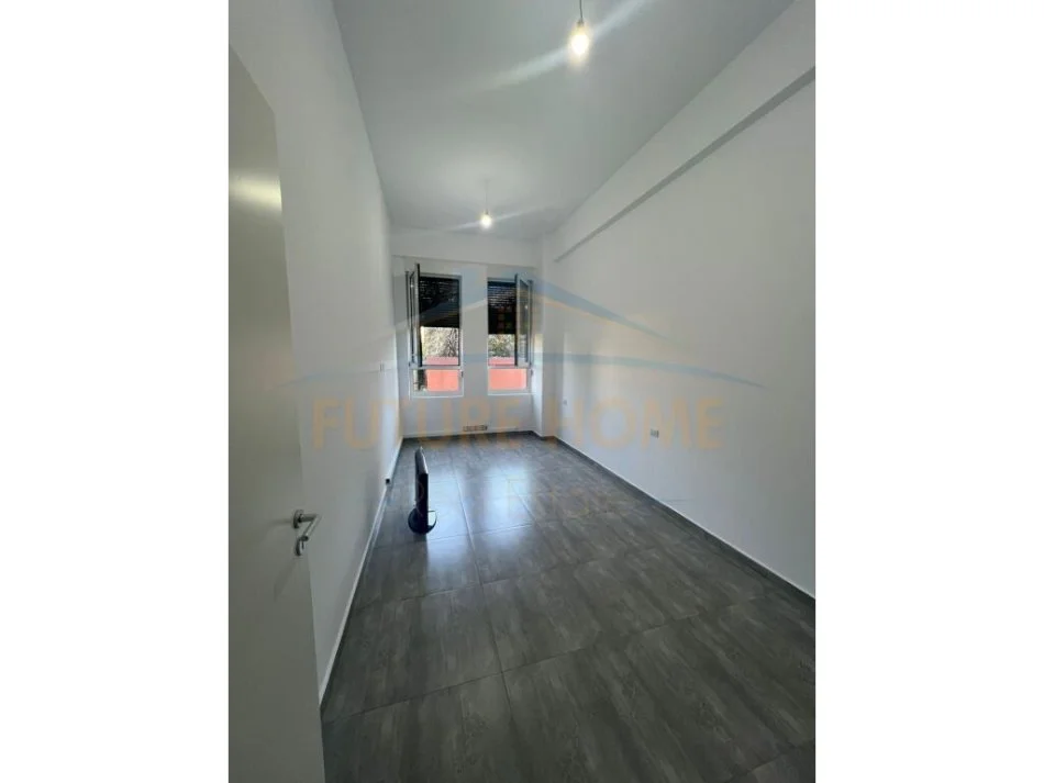 Tirane, jepet me qera ambjent biznesi Kati 1, 77 m² 400 € (Kongresi i Lushnjes)