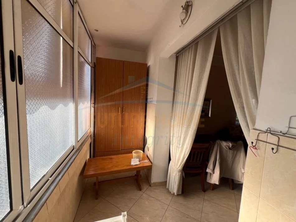 Tirane, jepet me qera apartament 1+1 Kati 5, 72 m² 450 € (Rruga Dibres)