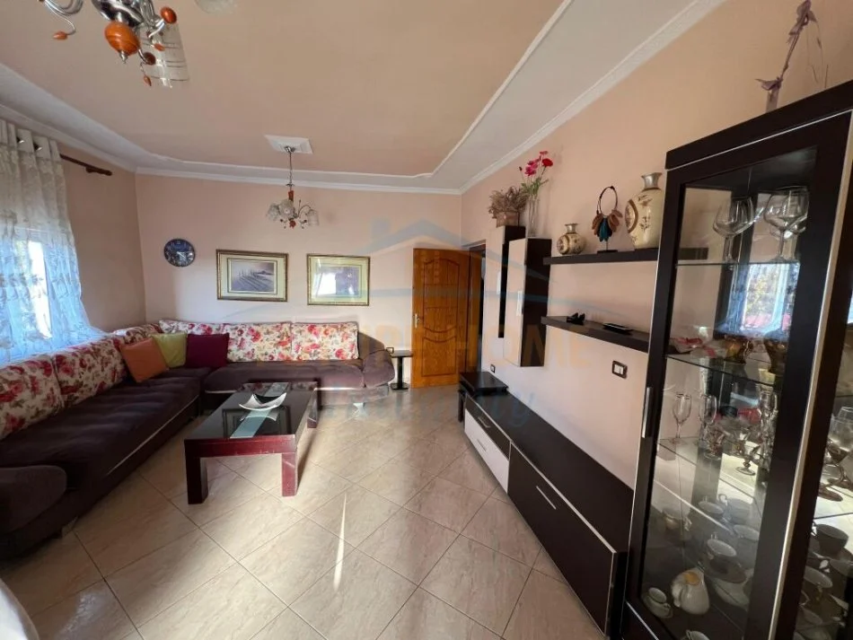 Tirane, jepet me qera apartament 1+1+Ballkon Kati 5, 71 m² 450 € 