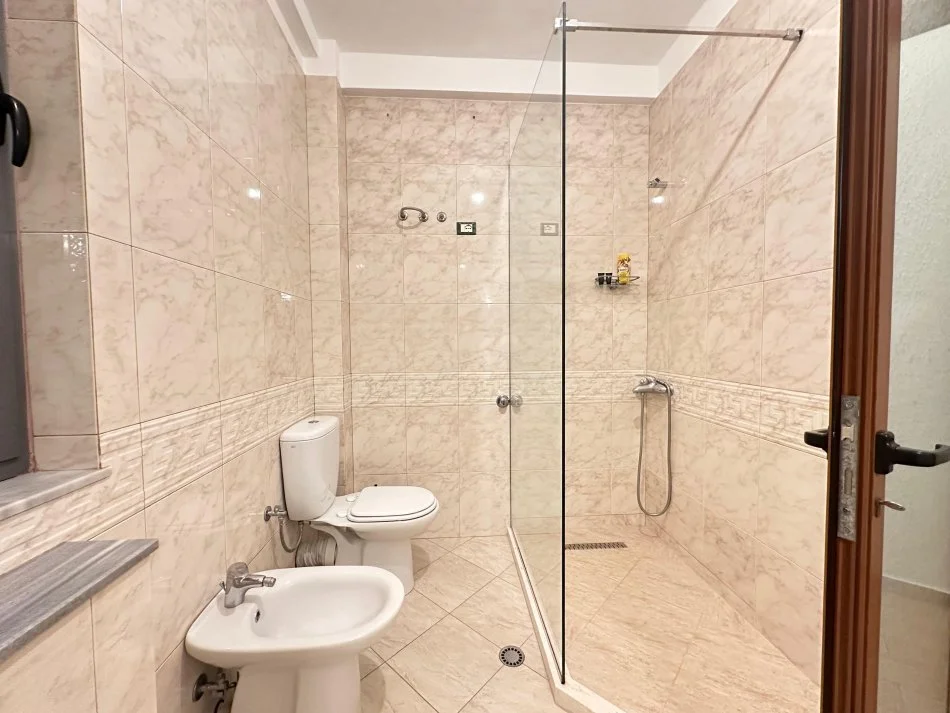 Tirane, jepet me qera apartament 2+1 Kati 2, 120 m² 600 € 