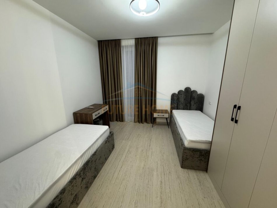 Tirane, jepet me qera apartament 2+1+Ballkon Kati 1, 113 m² 1.800 € (Liqeni i Thatë)