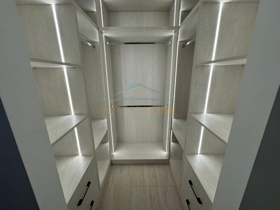 Tirane, jepet me qera apartament 2+1+Ballkon Kati 1, 113 m² 1.800 € (Liqeni i Thatë)