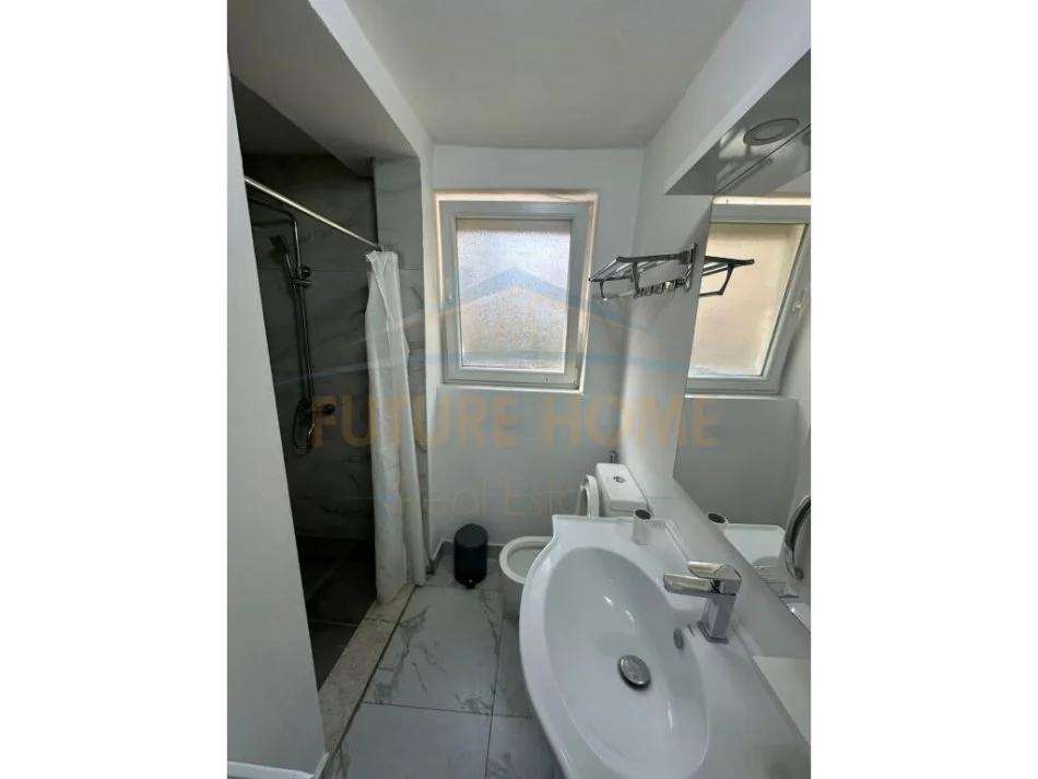 Tirane, jepet me qera apartament 1+1 Kati 2, 60 m² 570 € (Rruga Barrikadave)