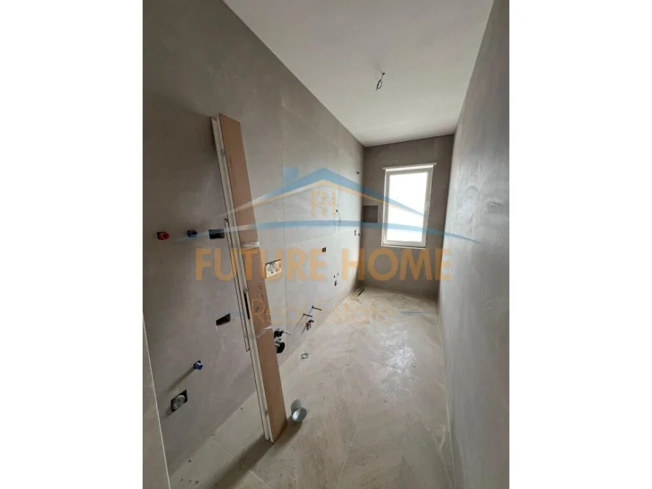 Tirane, shitet apartament 2+1+Ballkon Kati 8, 96 m² 110.000 € (Univers City)