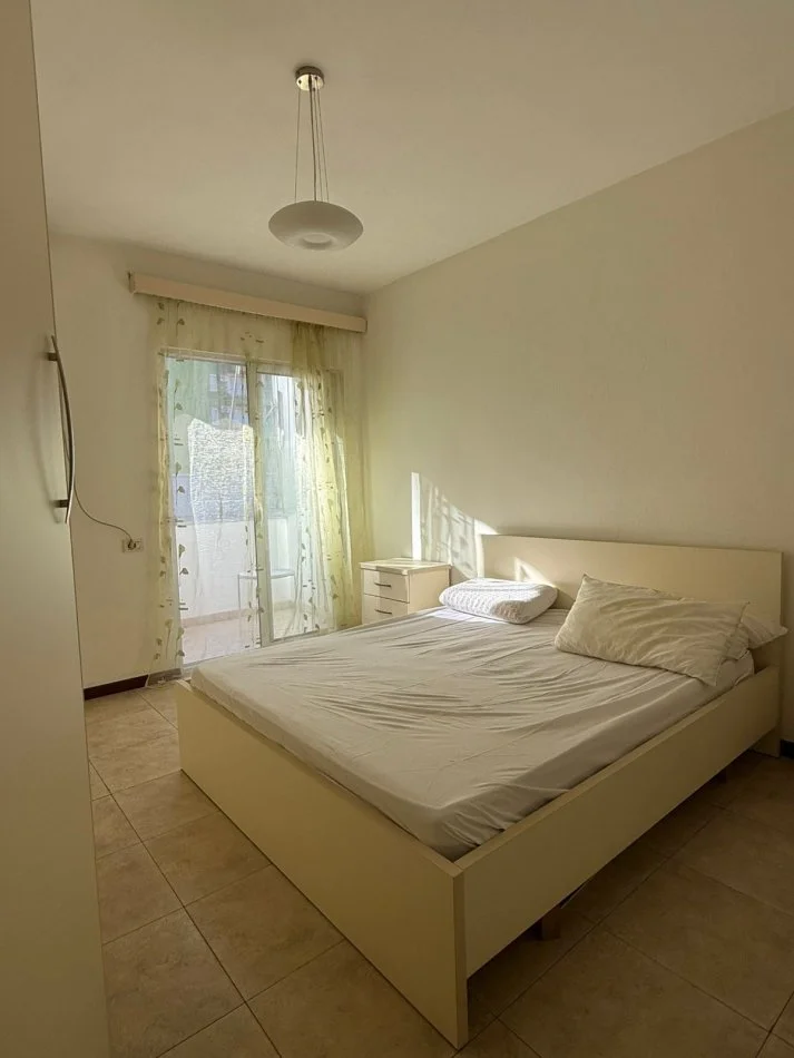 Tirane, jepet me qera apartament 2+1 Kati 4, 90 m² 750 € (Bllok)