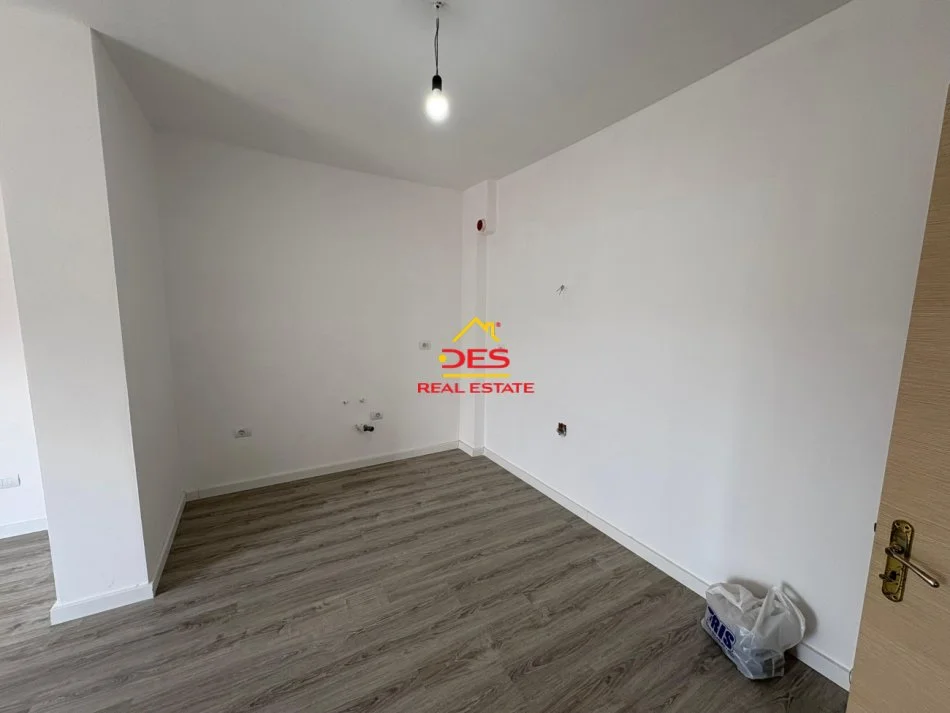 Vlore, shitet apartament 1+1+Ballkon Kati 5, 84 m² 98.000 € (Rruga Sulejman Delvina)
