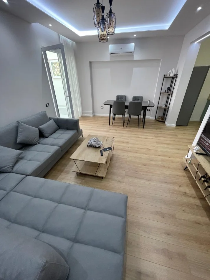 Tirane, jepet me qera apartament 2+1+Ballkon Kati 11, 110 m² 800 € 
