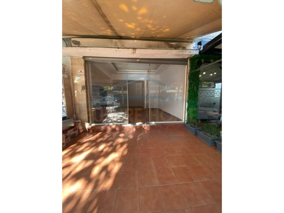 Tirane, jepet me qera dyqan Kati 0, 35 m² 600 € (ALI DEM)