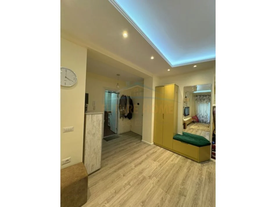Tirane, jepet me qera apartament 1+1+Ballkon Kati 6, 75 m² 850 € (Komuna e Parisit)