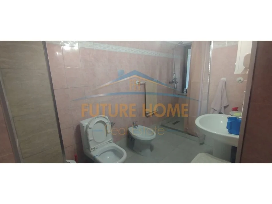 Tirane, jepet me qera apartament 2+1 Kati 1, 92 m² 650 € (QENDER TIRANE)