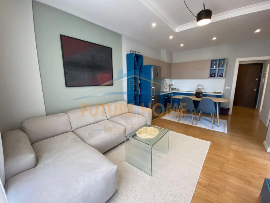 Tirane, jepet me qera apartament 1+1+Ballkon Kati 4, 65 m² 700 € (21 DHJETORI)