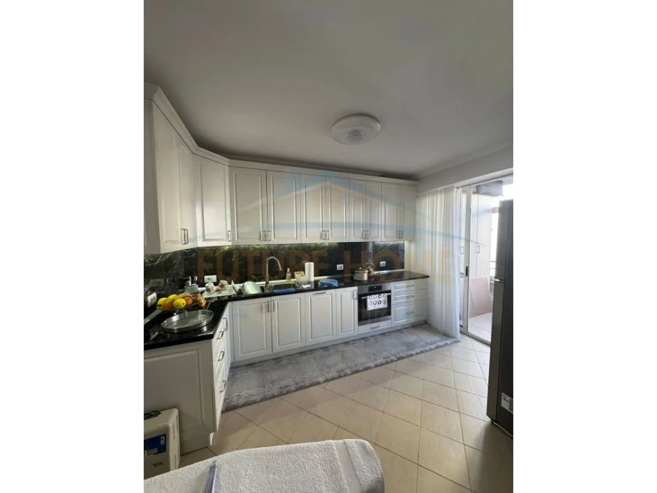 Tirane, shitet 2+1 Kati 3, 113 m² 295.000 € (Rruga e Barrikadave)