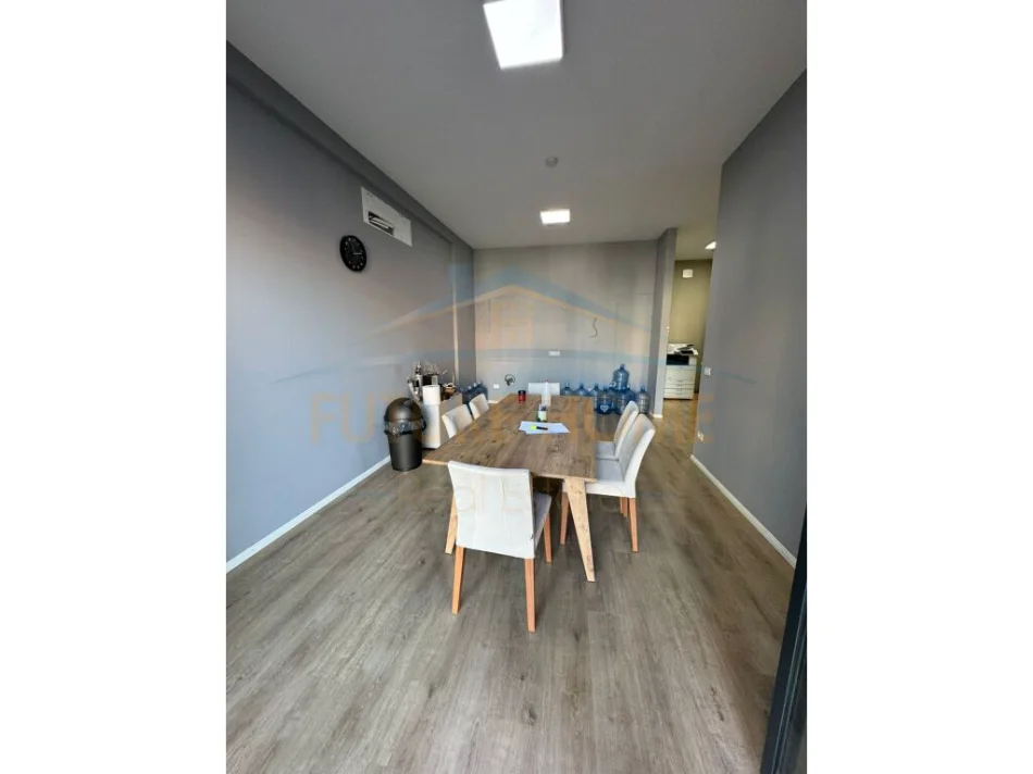 Tirane, jepet me qera zyre Kati 1, 70 m² 800 € (Unaza e re)