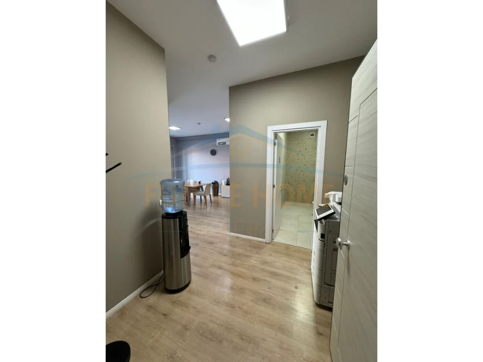 Tirane, jepet me qera zyre Kati 1, 70 m² 800 € (Unaza e re)