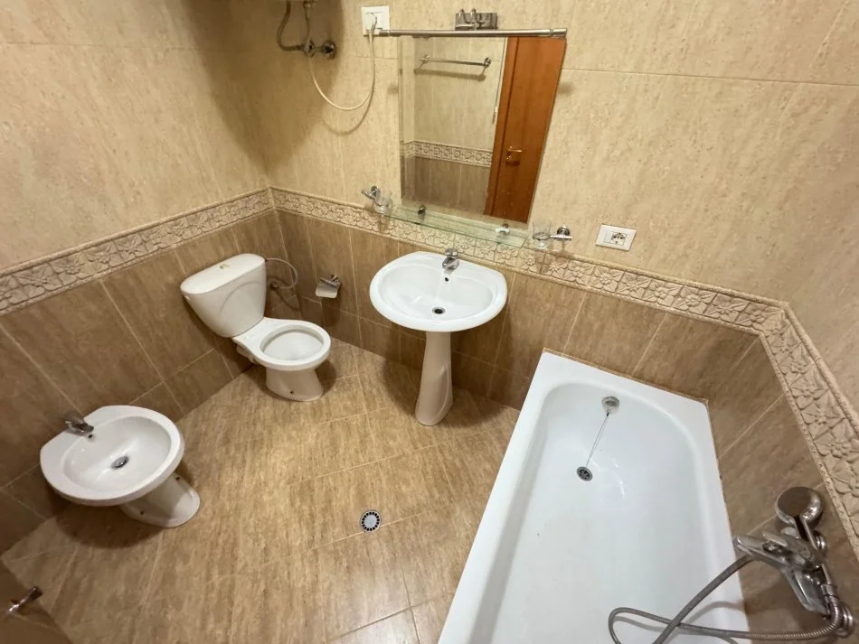 Tirane, jepet me qera 2+1+Ballkon Kati 8, 100 m² 700 € (Stacioni i Trenit, Prane Postes)